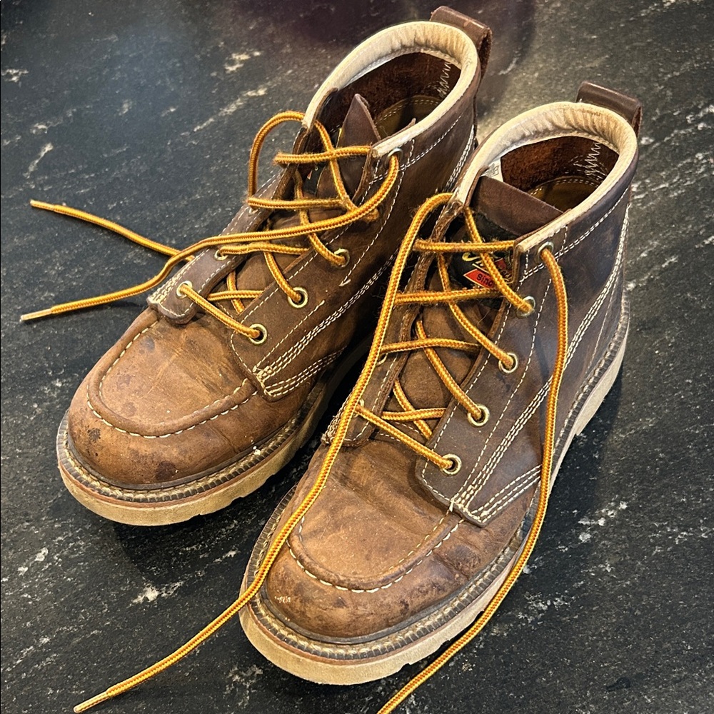 Boys thorogood boots size 6 youth.